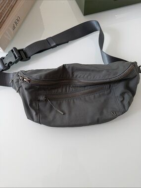 Vuori Charcoal Gray Belt Bag with Front Zip Pockets Excellent condition